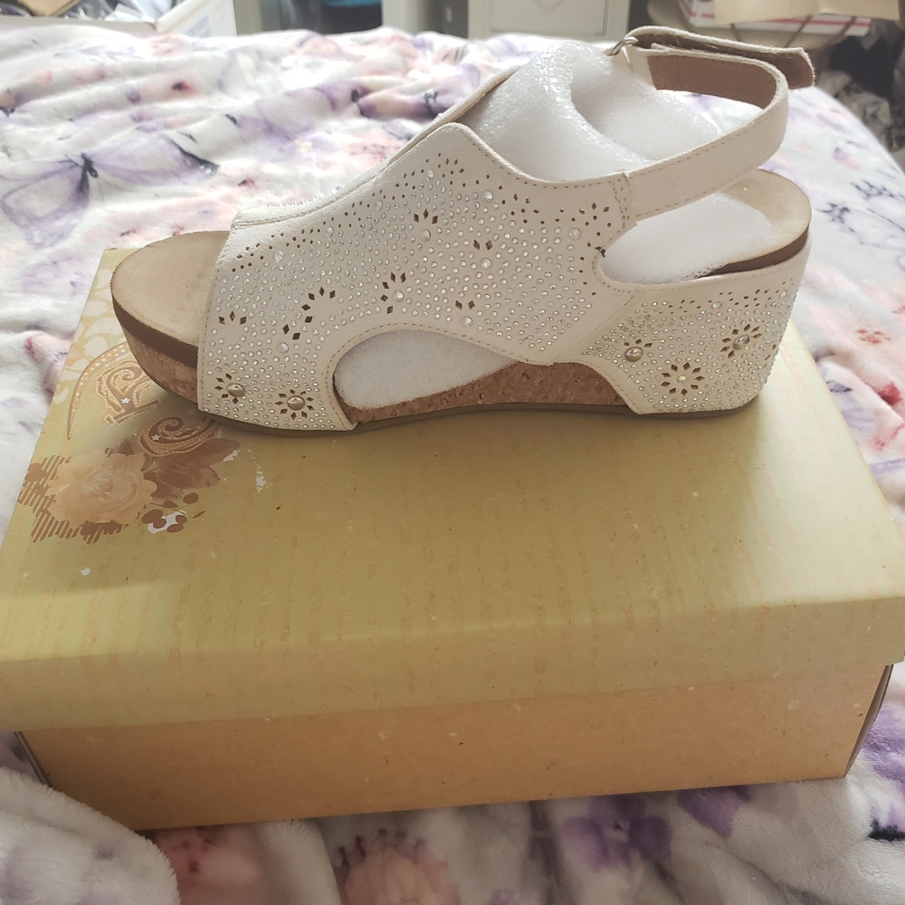Very G Cream Wedge Shoes with Perforated Design